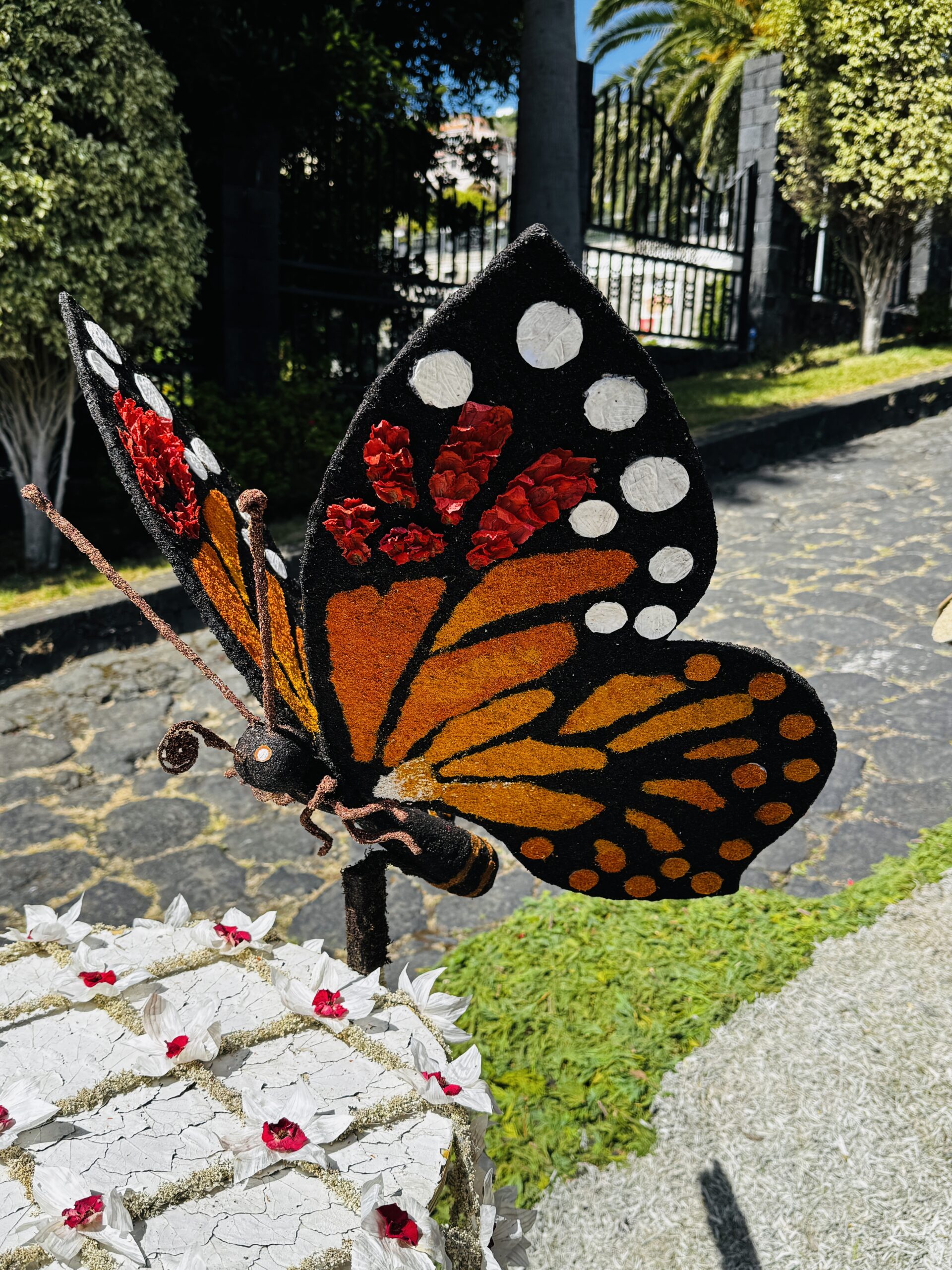 Einmalig. Bunte Teppiche, ein grosser Natur-Tapis, nur kurzlebig, auf den Strassen – Villa de Mazo